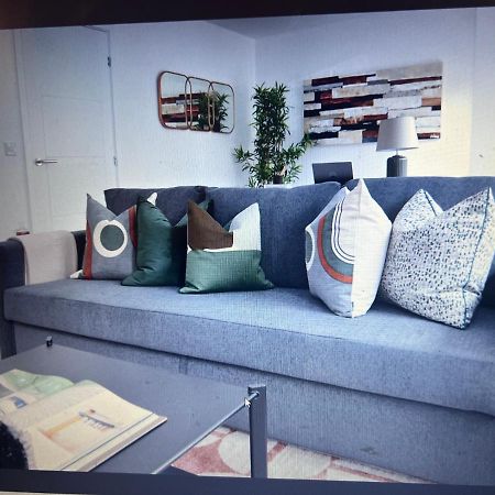 4-Level Luxury 2 Bedroom House Sleeps 6, Rooftop, Harry P & Free Parking واتفورد المظهر الخارجي الصورة