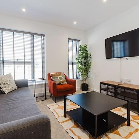 4-Level Luxury 2 Bedroom House Sleeps 6, Rooftop, Harry P & Free Parking واتفورد المظهر الخارجي الصورة