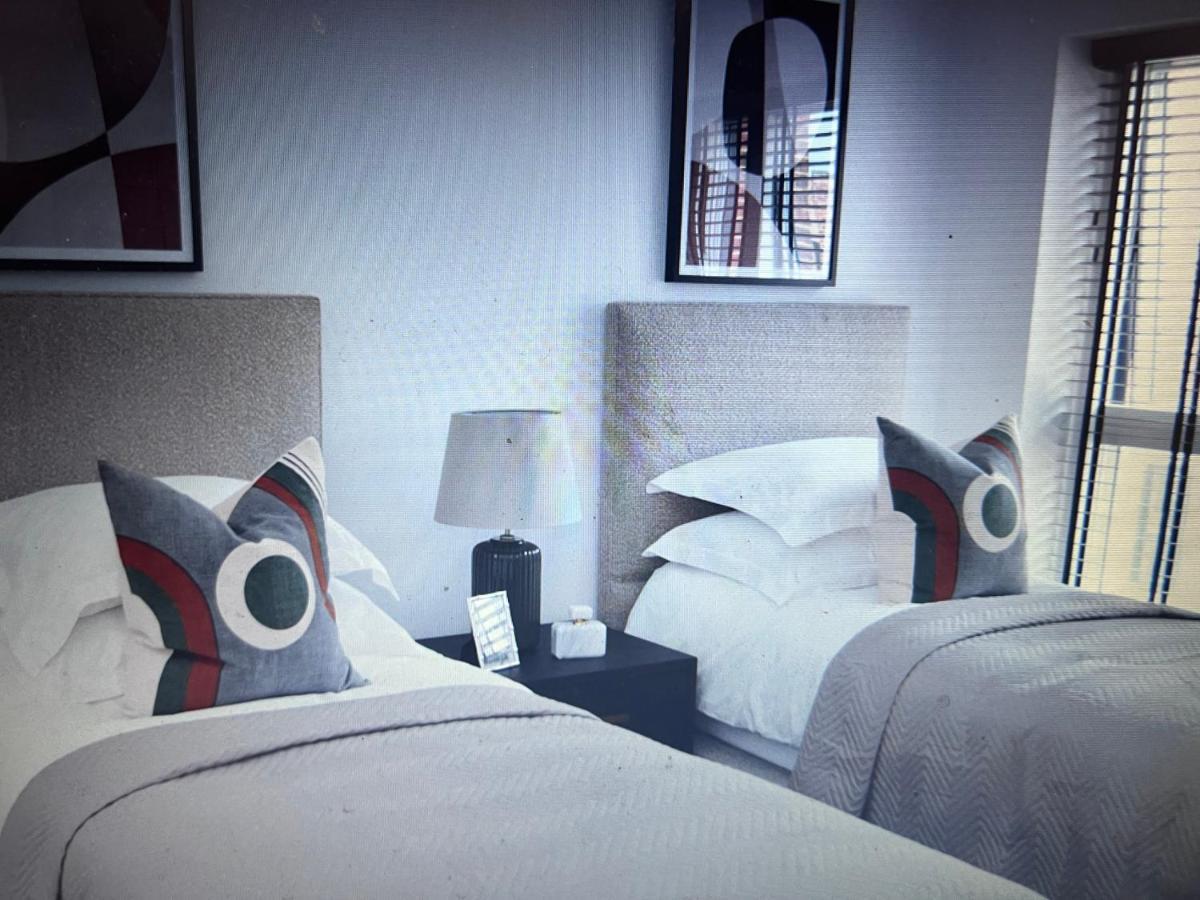 4-Level Luxury 2 Bedroom House Sleeps 6, Rooftop, Harry P & Free Parking واتفورد المظهر الخارجي الصورة