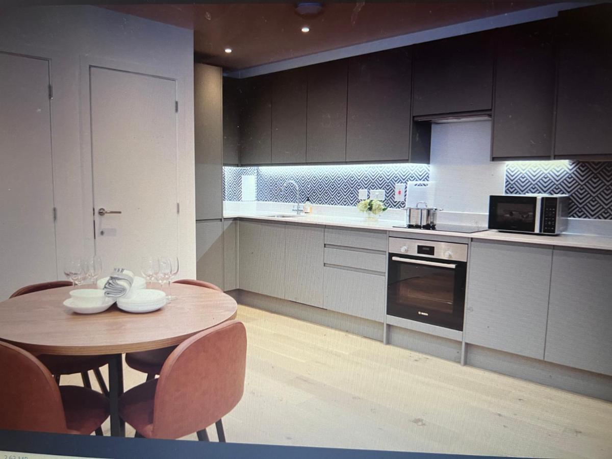4-Level Luxury 2 Bedroom House Sleeps 6, Rooftop, Harry P & Free Parking واتفورد المظهر الخارجي الصورة