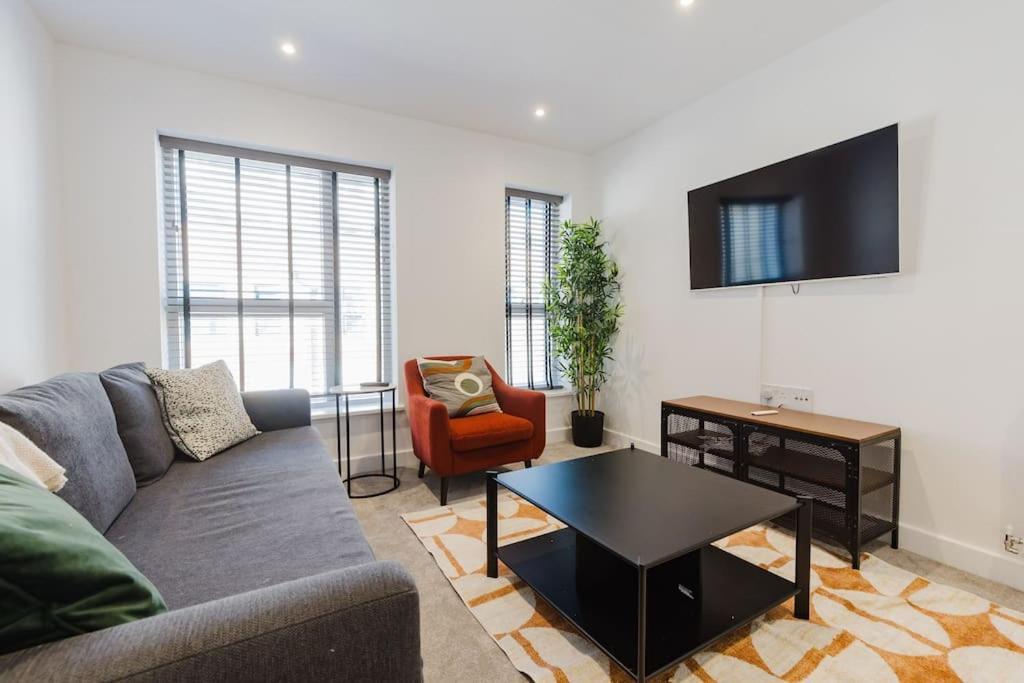 4-Level Luxury 2 Bedroom House Sleeps 6, Rooftop, Harry P & Free Parking واتفورد المظهر الخارجي الصورة