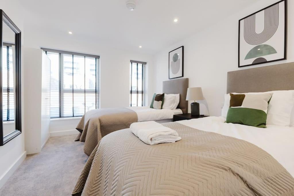 4-Level Luxury 2 Bedroom House Sleeps 6, Rooftop, Harry P & Free Parking واتفورد المظهر الخارجي الصورة
