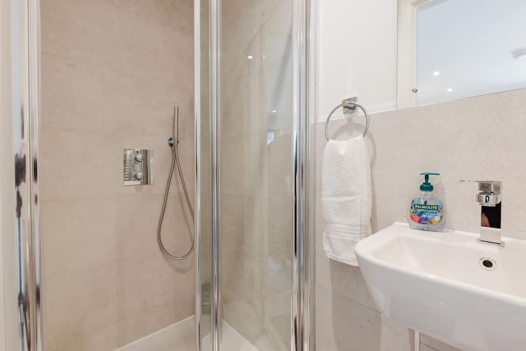 4-Level Luxury 2 Bedroom House Sleeps 6, Rooftop, Harry P & Free Parking واتفورد المظهر الخارجي الصورة