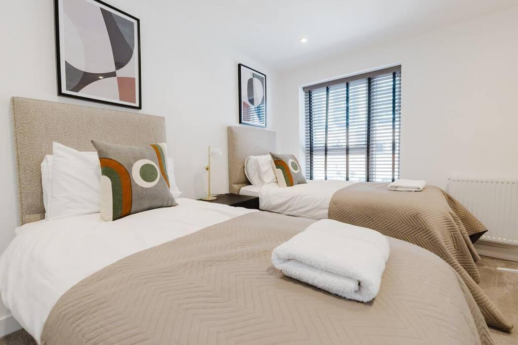 4-Level Luxury 2 Bedroom House Sleeps 6, Rooftop, Harry P & Free Parking واتفورد المظهر الخارجي الصورة