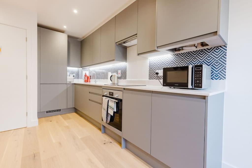 4-Level Luxury 2 Bedroom House Sleeps 6, Rooftop, Harry P & Free Parking واتفورد المظهر الخارجي الصورة