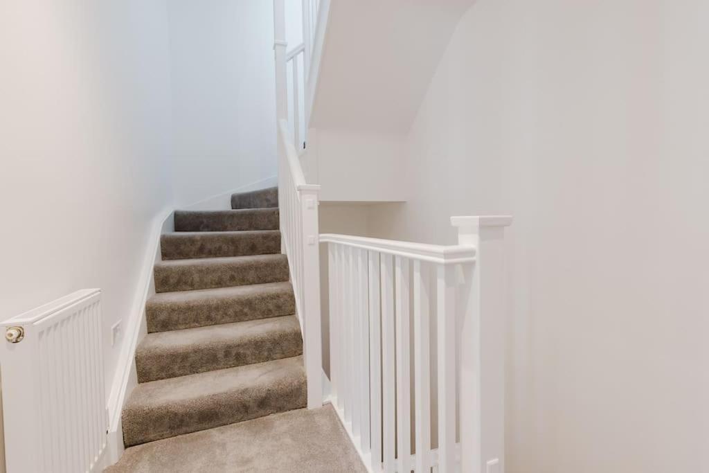 4-Level Luxury 2 Bedroom House Sleeps 6, Rooftop, Harry P & Free Parking واتفورد المظهر الخارجي الصورة