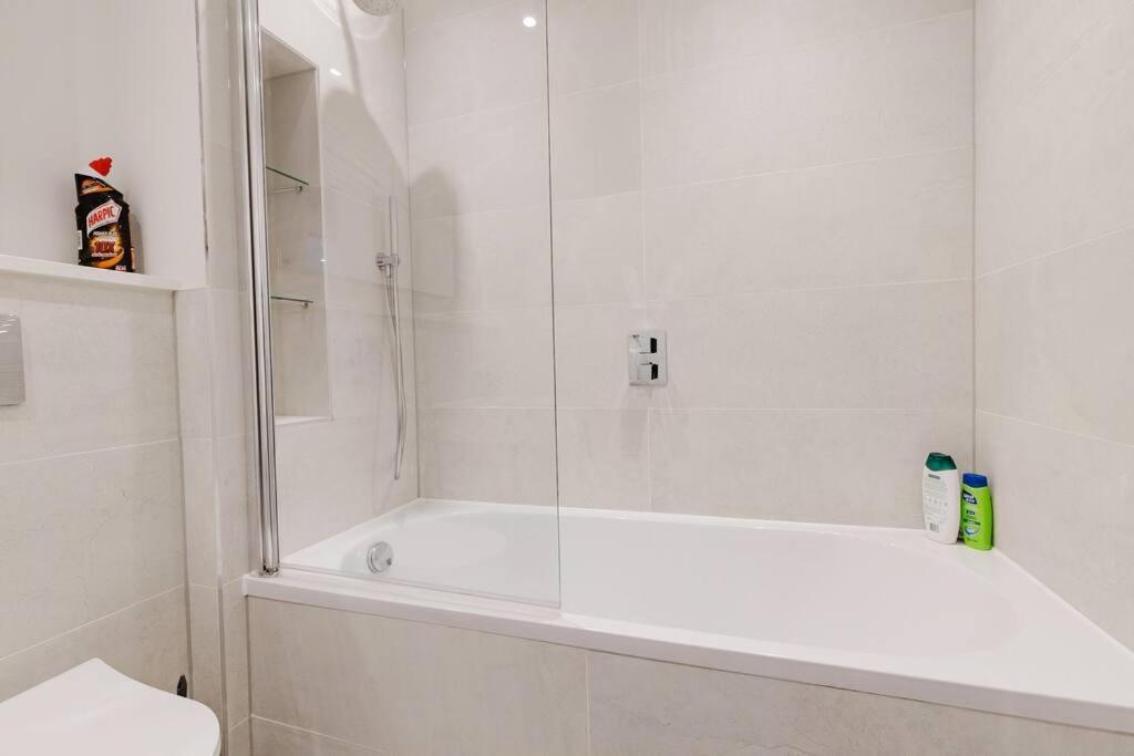 4-Level Luxury 2 Bedroom House Sleeps 6, Rooftop, Harry P & Free Parking واتفورد المظهر الخارجي الصورة