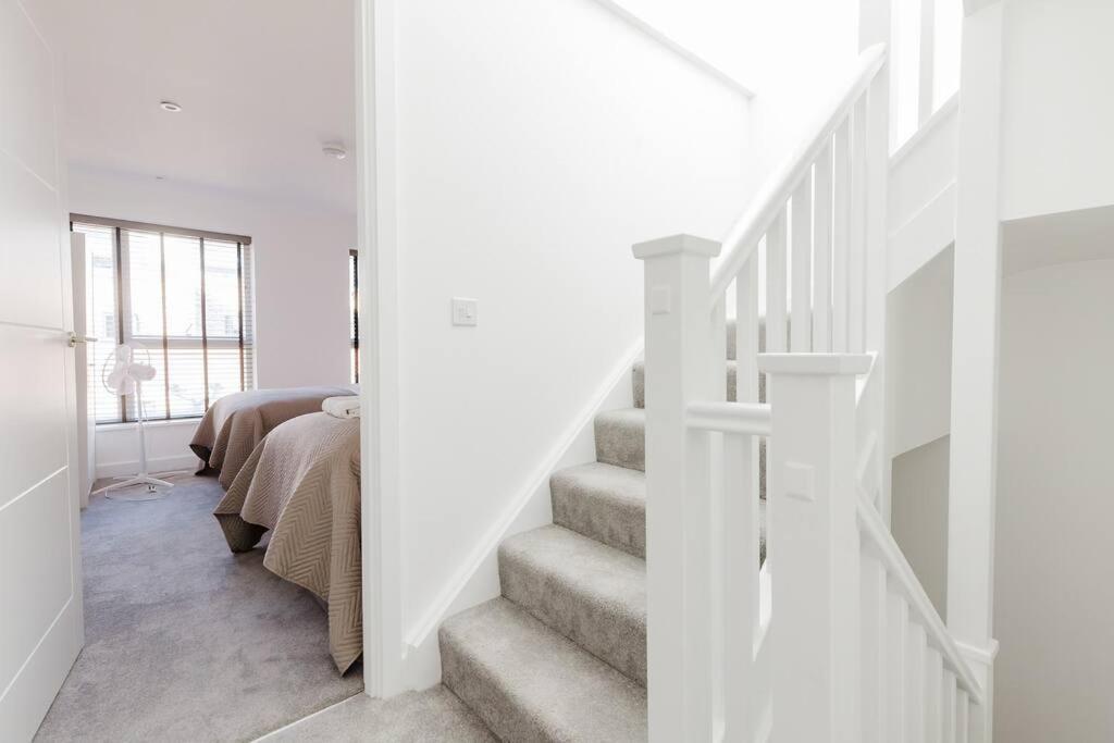 4-Level Luxury 2 Bedroom House Sleeps 6, Rooftop, Harry P & Free Parking واتفورد المظهر الخارجي الصورة
