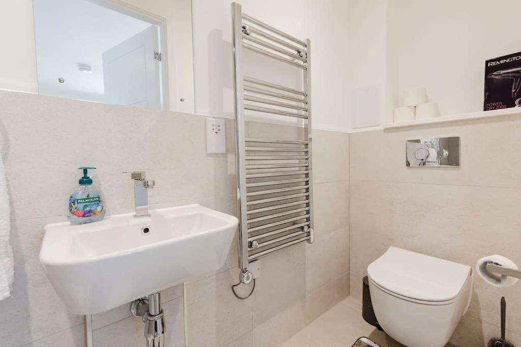 4-Level Luxury 2 Bedroom House Sleeps 6, Rooftop, Harry P & Free Parking واتفورد المظهر الخارجي الصورة