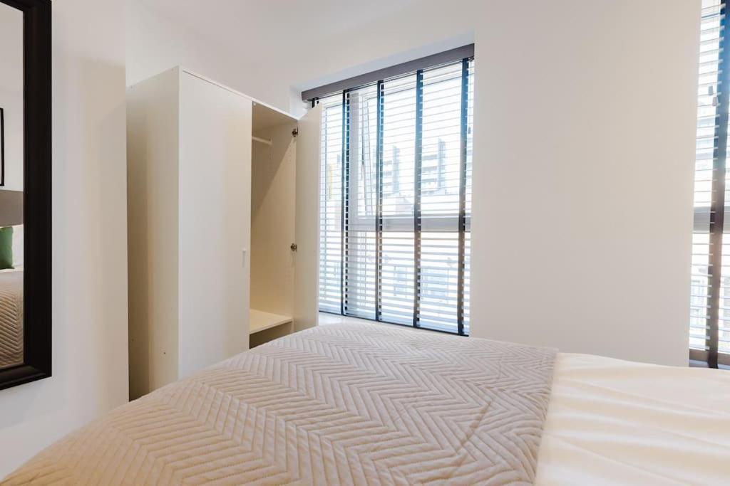 4-Level Luxury 2 Bedroom House Sleeps 6, Rooftop, Harry P & Free Parking واتفورد المظهر الخارجي الصورة
