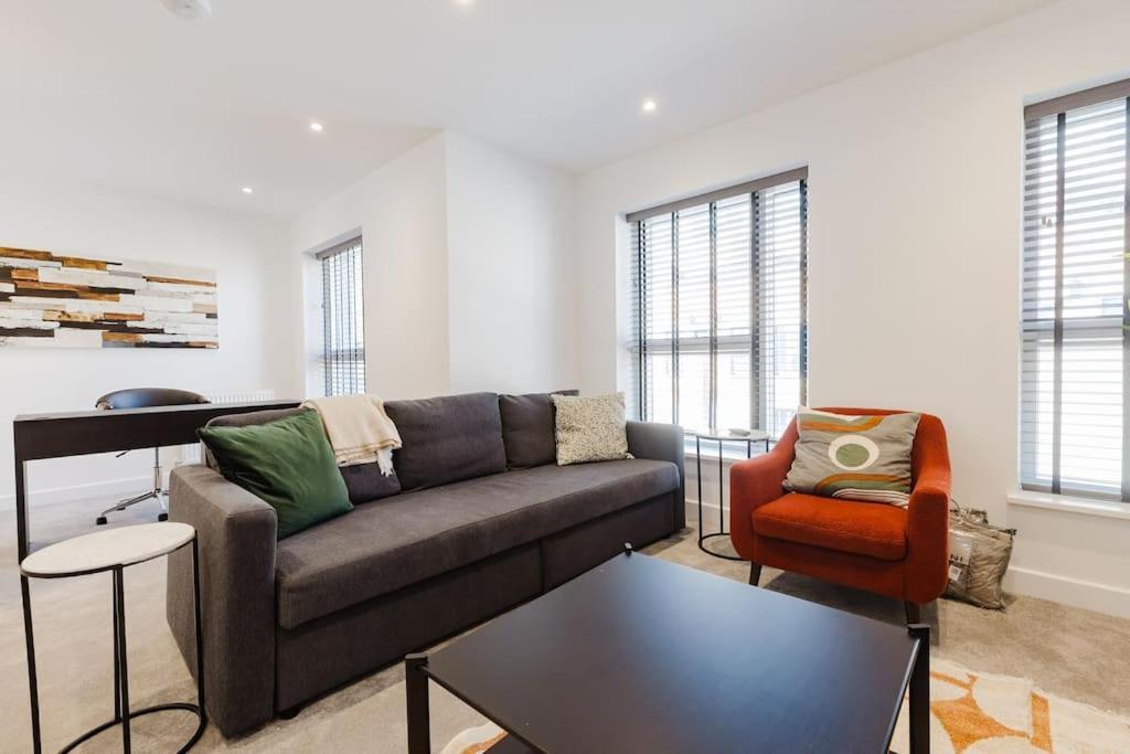 4-Level Luxury 2 Bedroom House Sleeps 6, Rooftop, Harry P & Free Parking واتفورد المظهر الخارجي الصورة