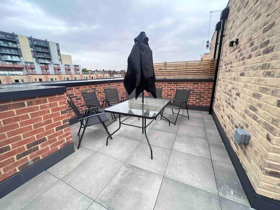 4-Level Luxury 2 Bedroom House Sleeps 6, Rooftop, Harry P & Free Parking واتفورد المظهر الخارجي الصورة