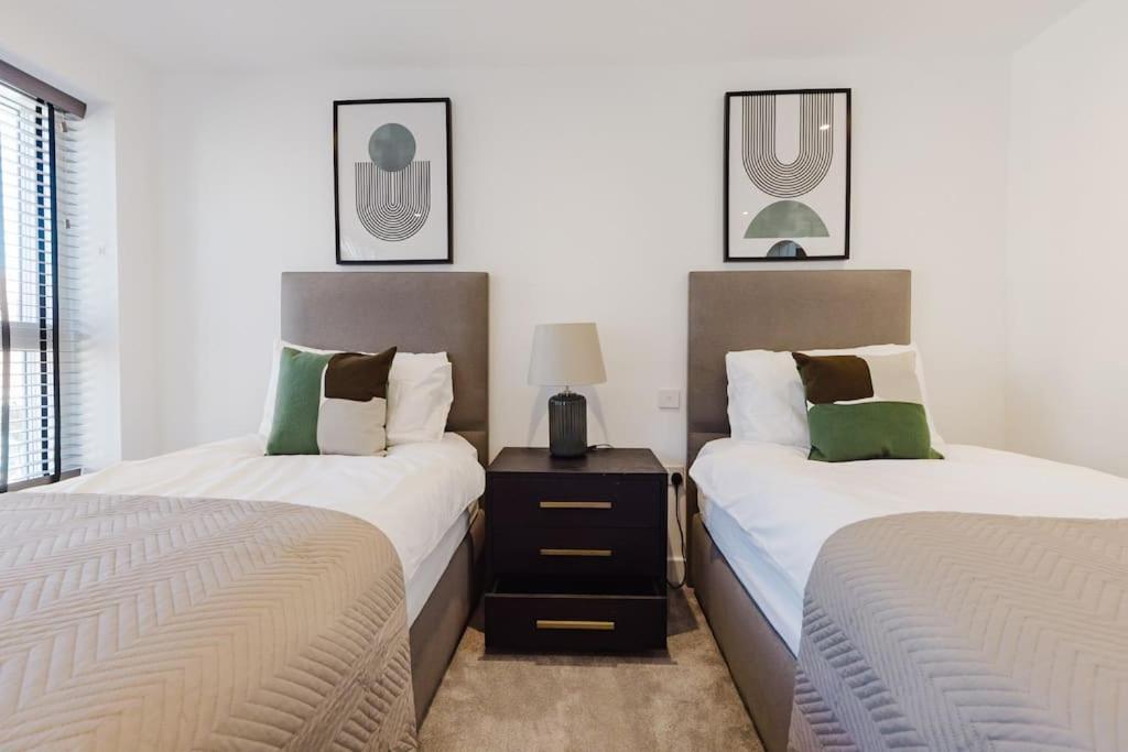 4-Level Luxury 2 Bedroom House Sleeps 6, Rooftop, Harry P & Free Parking واتفورد المظهر الخارجي الصورة